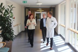 Sozialministerin Golze zu Besuch in der Parkinsonklinik Beelitz-Heilstätten_Gespräch mit Klinikleitung