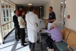 Sozialministerin Golze zu Besuch in der Parkinsonklinik Beelitz-Heilstätten_Gespräch mit Patientin