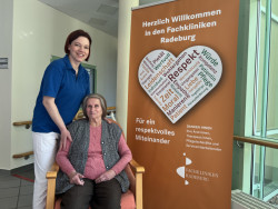 Pflegedirektor Nico Kleine-Knefelkamp (links) und Geschäftsführer Enrico Ukrow (Kliniken Beelitz, Brandenburg) stehen hinter der Kampagne und stellen sich damit vor ihre Mitarbeitenden in allen Berufszweigen.